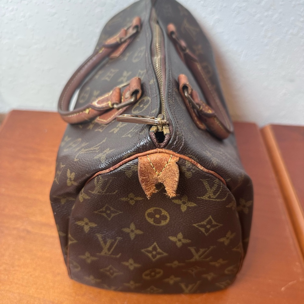 Pre-Owned Authentic Vintage Louis
Vuitton Monogram Speedy 30 - Picture 5 of 16